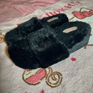 black platform faux fur slippers